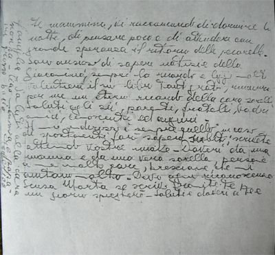 L’immagine riproduce la prima pagina dell’ultima lettera di Federico Rinaldini ai genitori, scritta dal lager di Bolzano il giorno della partenza per Mauthausen. Le ultime tre righe si trovano lungo il margine a sinistra (del lettore).