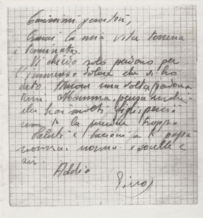 L’immagine riproduce la fotografia dell’ultima lettera di Giuseppe Manfredi ai genitori. L’originale è scritto su un foglietto a quadretti, probabilmente con una penna nera.